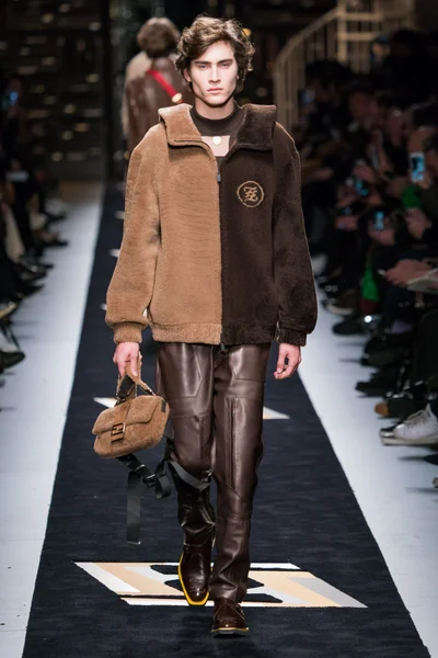 Look 10